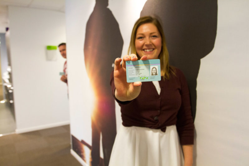 Pernille Haugen viser fram ID-kort til byggekortleser