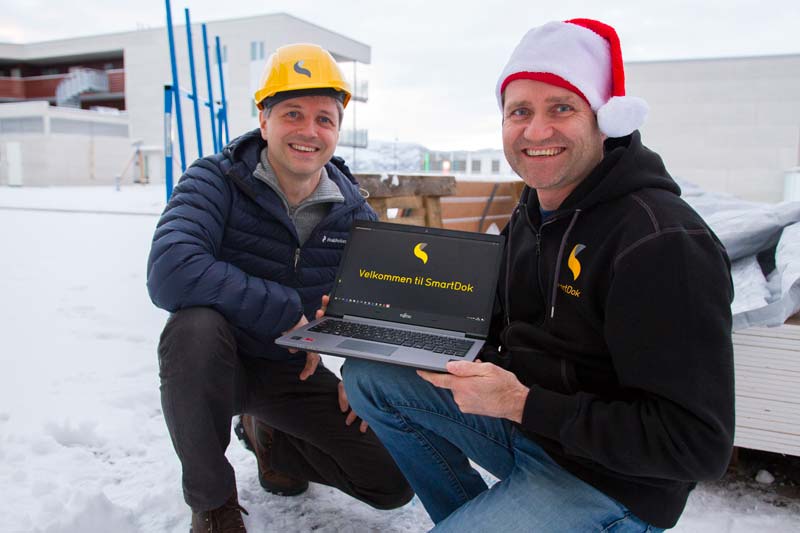 Per Tore og Roger holder opp en PC som viser E-læring