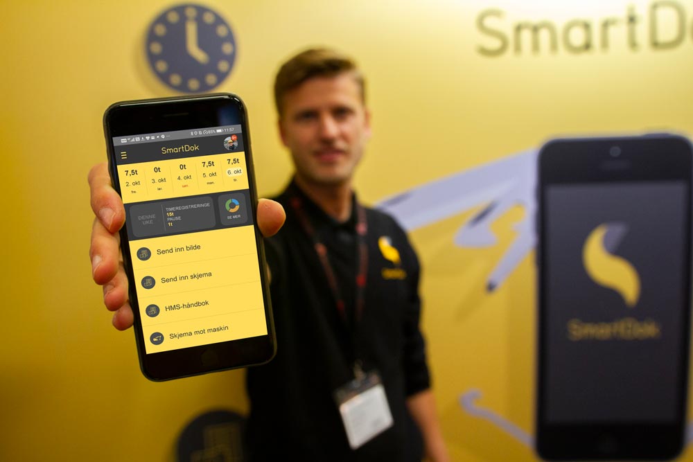 Anders holder frem mobil med SmartDok