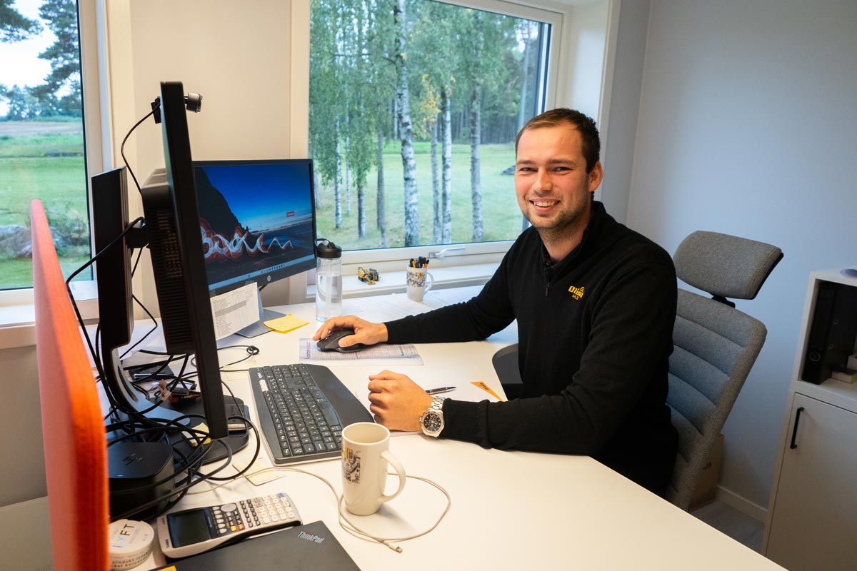 Kristian August Olimb på kontoret