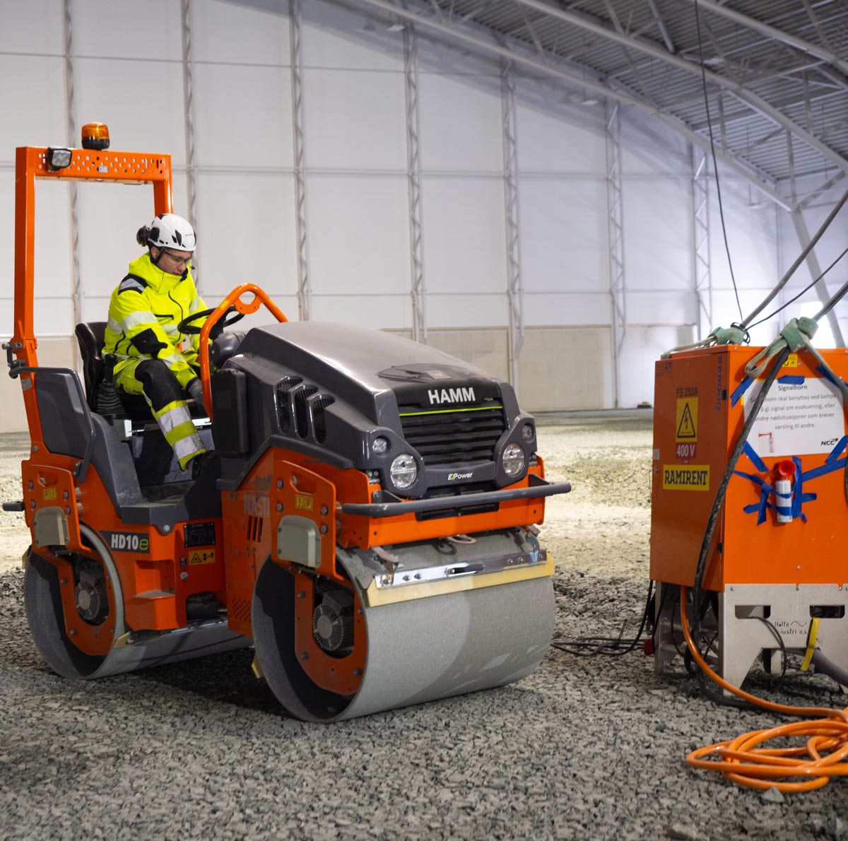 Her gjør Martin Skottvoll seg klar for å kjøre den elektriske valsen som Anleggsmaskiner har kjøpt inn.