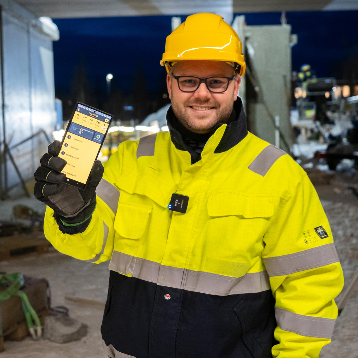 Brede Barosen med mobil i hånden