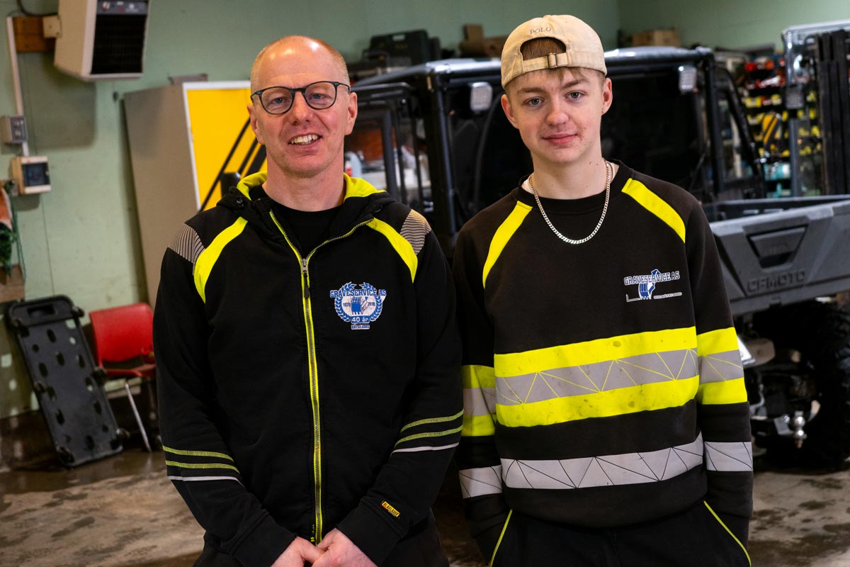 Bjørn Ove Eriksen og Adrian Eriksen. - -Graverservice i Båtsfjord