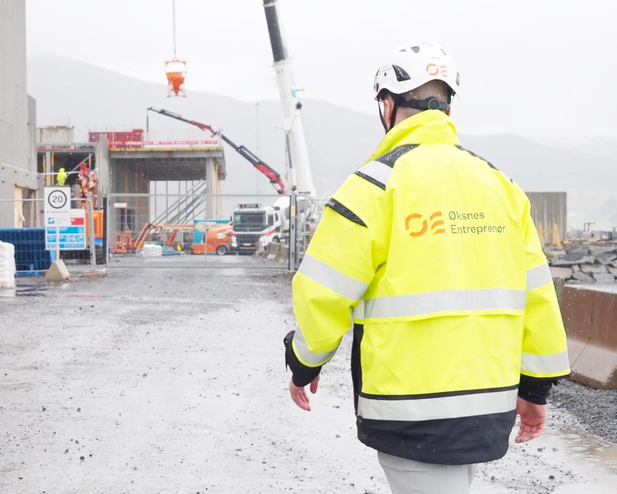Vi er på Myre i Vesterålen, en av landets største fiskerikommuner. Her, i havgapet, har Øksnes Entreprenør bygget seg opp til å bli den største lokalt eide arbeidsgiveren. Det er ingen tilfeldighet.