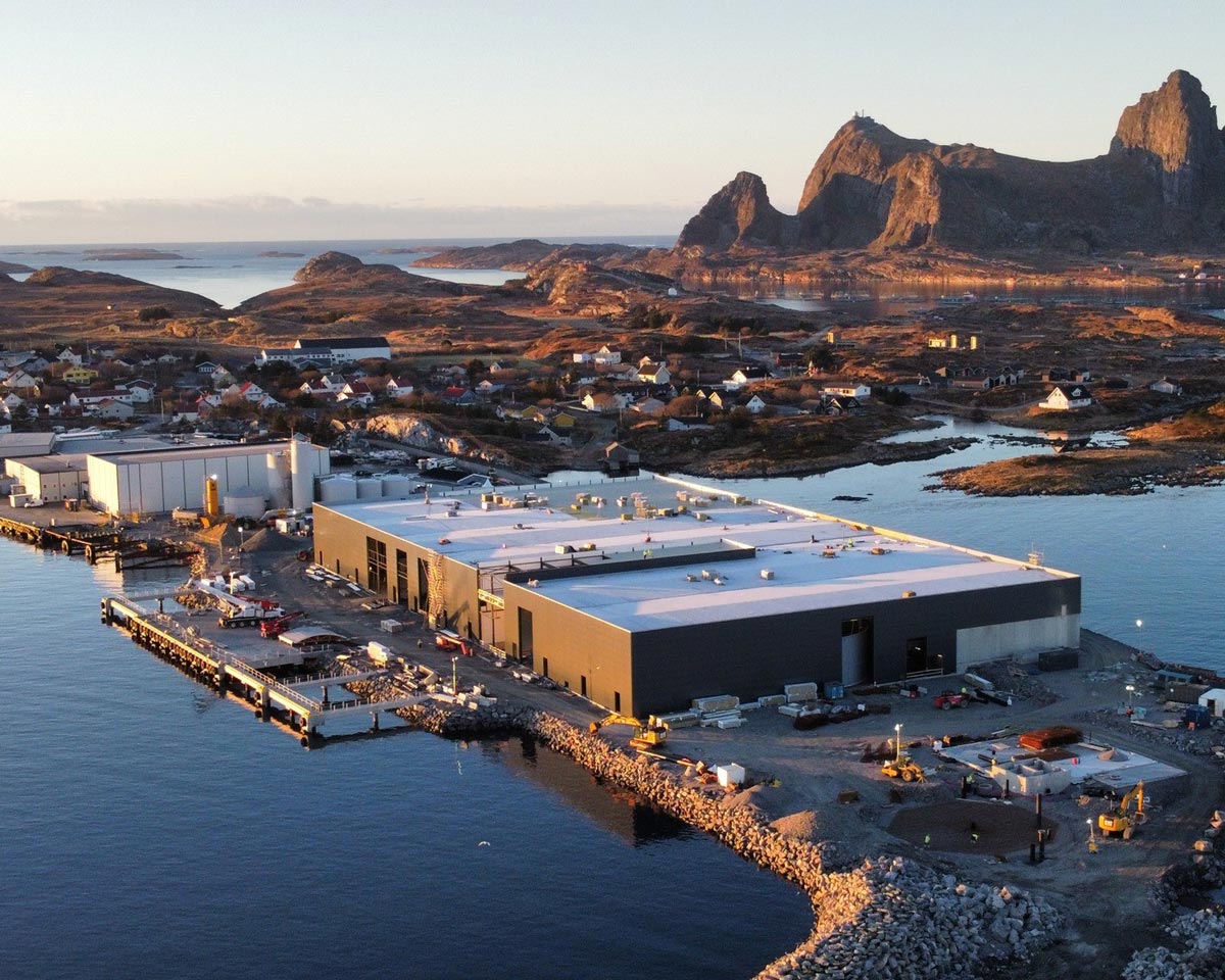 Øksnes Entreprenør AS har i perioden mars 2023 til mai 2024 vært på Træna og utført all betongarbeid på Gaja Salmon sitt nye postsmolt anlegg