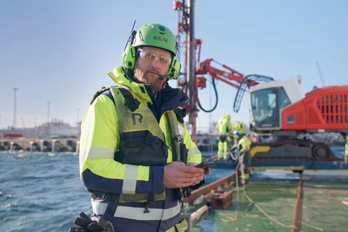 Med prosjekter som Landfall Melkøya for Equinor og arbeidet med Randklev bru for BaneNor, er det tydelig at Sjøentreprenøren opererer i øverste divisjon. Men hvorfor velger de største aktørene nettopp dem?