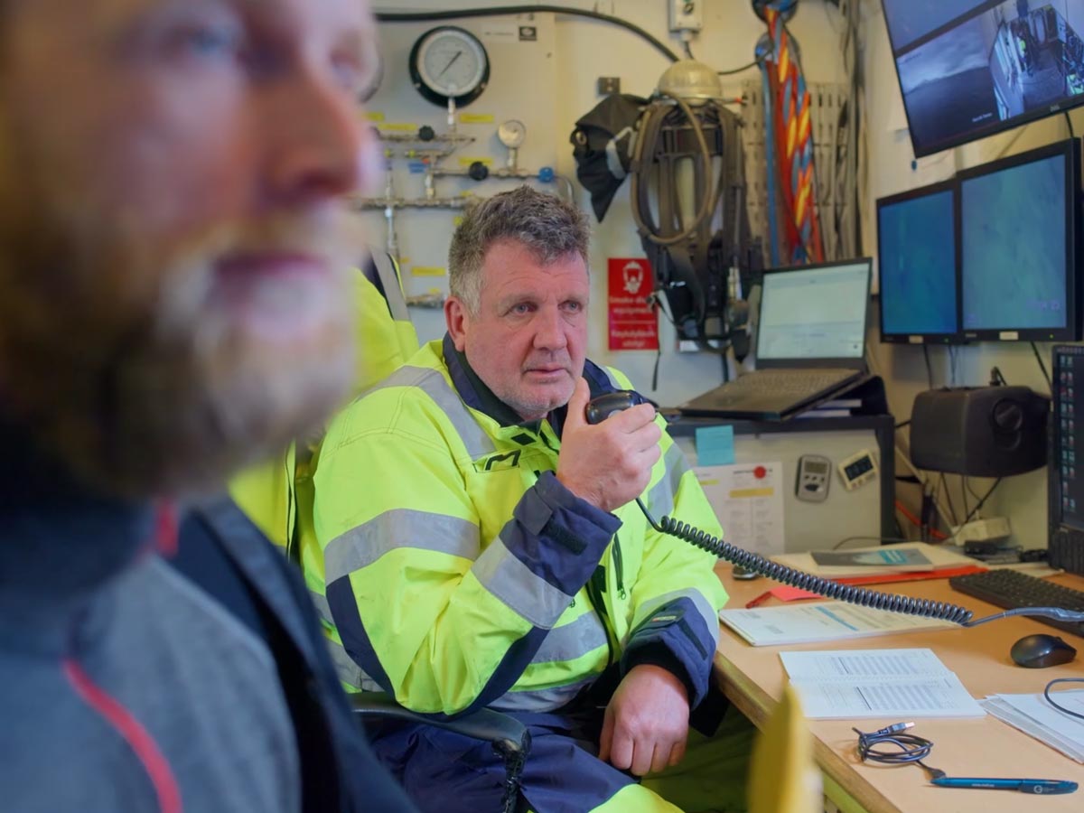 SmartDok artikkelforfatter Custom Gem Show thinking Ok, her er forslag til en bildetekst fra kontrollrommet om bord. Forslag 1 (Fokus på funksjon) Hjernen bak operasjonen. Fra kontrollrommet om bord på flåten styrer Sjøentreprenøren de komplekse undervannsoperasjonene med millimeterpresisjon. Herfra overvåkes alt fra ROV-er til posisjonering for å sikre en trygg og effektiv gjennomføring av Landfall Melkøya-prosjektet. Forslag 2 (Fokus på presisjon og kontroll) Full kontroll, ned til minste detalj. I kontrollrommet hos Sjøentreprenøren overlates ingenting til tilfeldighetene.