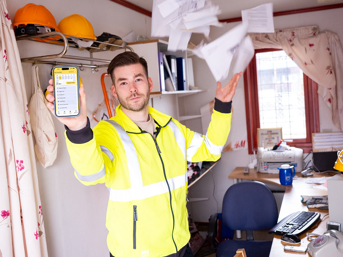 Vi i SmartDok vet dette, for vi har snakket med hundrevis av entreprenører. Hverdagen er hektisk, og kravene til dokumentasjon øker i takt med hver massetransport. Men tenk deg dette: Ingen flere bortgjemte timelister og ingen hodepine med manglende dokumentasjon.