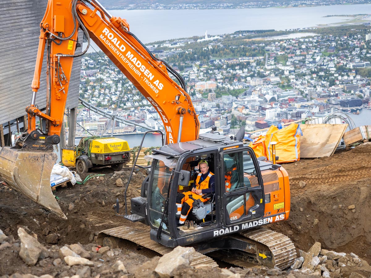Roald_Madsen_Fjellheisen_19_WEB Når dyktige folk som denne gravemaskinsjåføren kombineres med effektive verktøy som SmartDok, leveres prosjekt etter prosjekt med bunnsolid kvalitet. Her fra Fjellheisen-prosjektet.