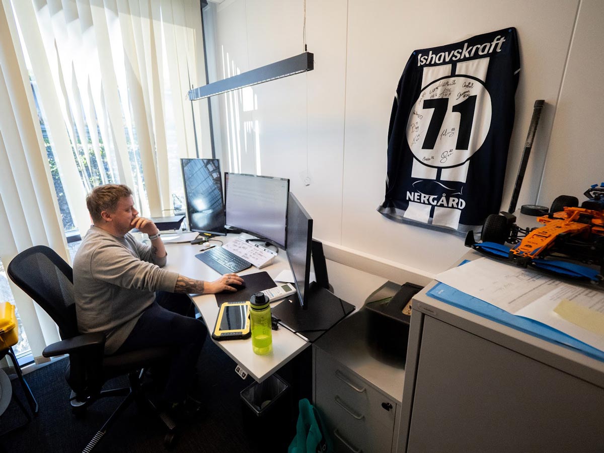 Roald_Madsen_Fjellheisen_29_WEB Inne på kontoret jobber Kenneth med å følge opp prosjektet.