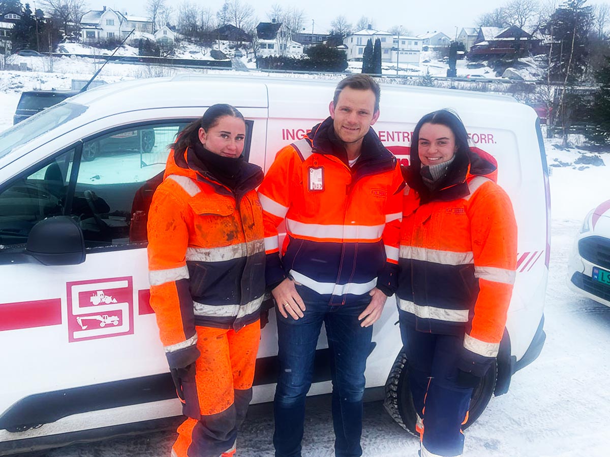 HK_Sandnes_WEB_5 Voksen lærlinger Hedda (t.v.), Henrik (adm. og økonomileder) og voksenlærling Anne Thea fra et besøk i vinter.