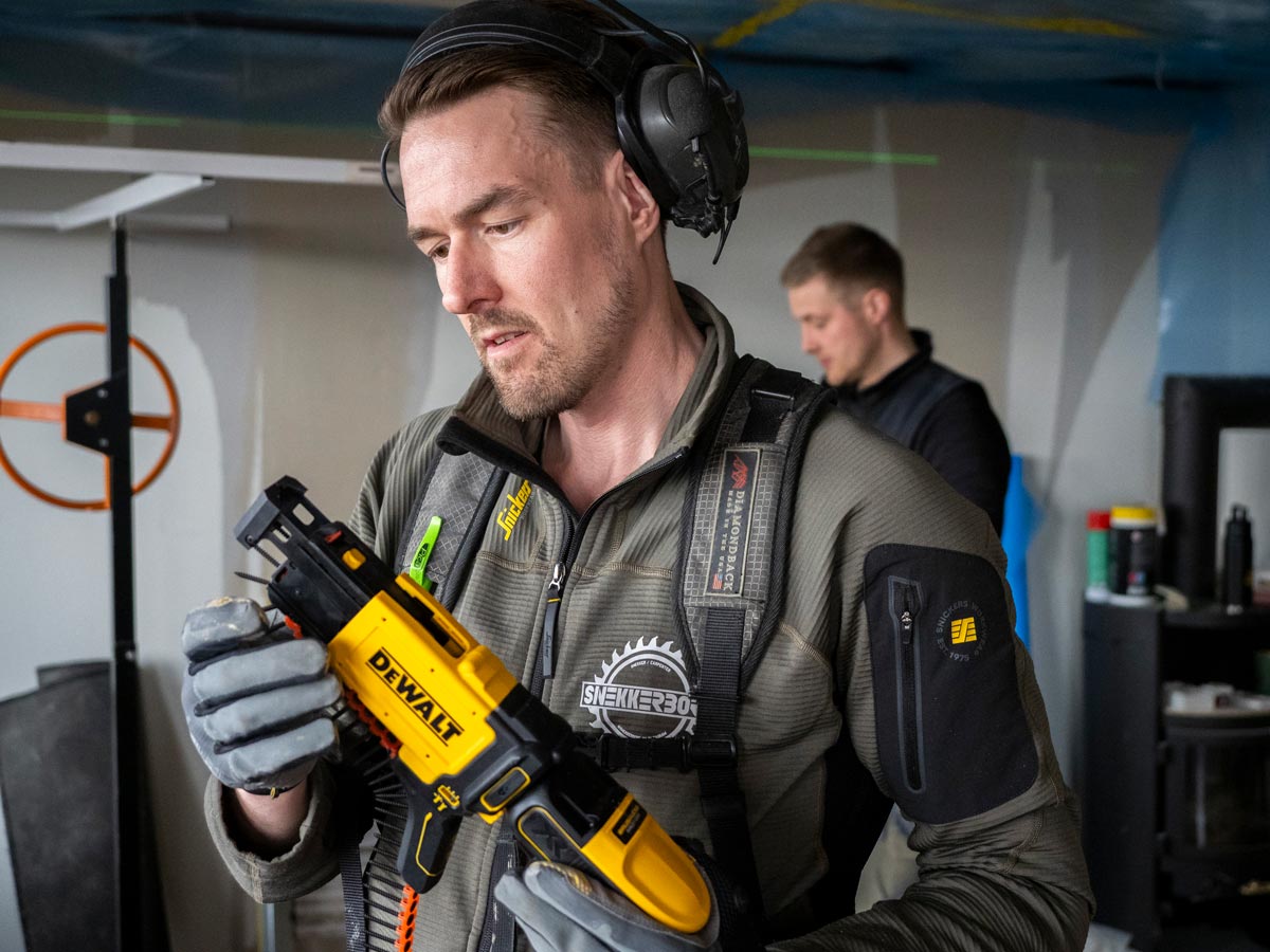 STEAM_BYGG_Verktøy_WEB Tømrer Alexander vet at en presis spikerpistol er avgjørende for et godt resultat.
