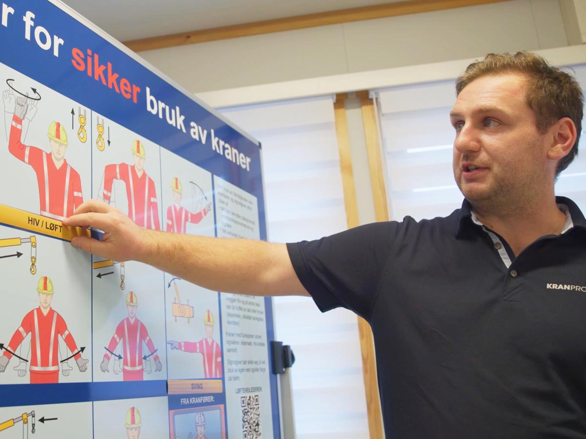 Kranproffen_HMS_WEB Aleksander Toft i Kranproffen går gjennom standardiserte håndsignaler for sikker bruk av kraner. Kravene til HMS og dokumentasjon følges opp helt ned til minste detalj.