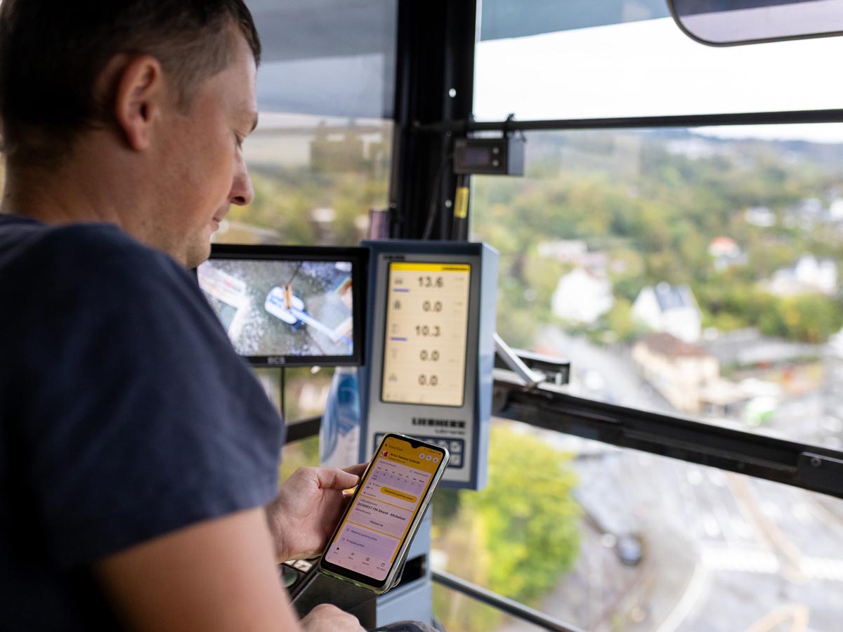Kranproffen_ikran_WEB-2 Kranføreren i Kranproffen utfører den daglige sjekklisten i SmartDok før arbeidsdagen starter. Digital kontroll gir trygge løft.