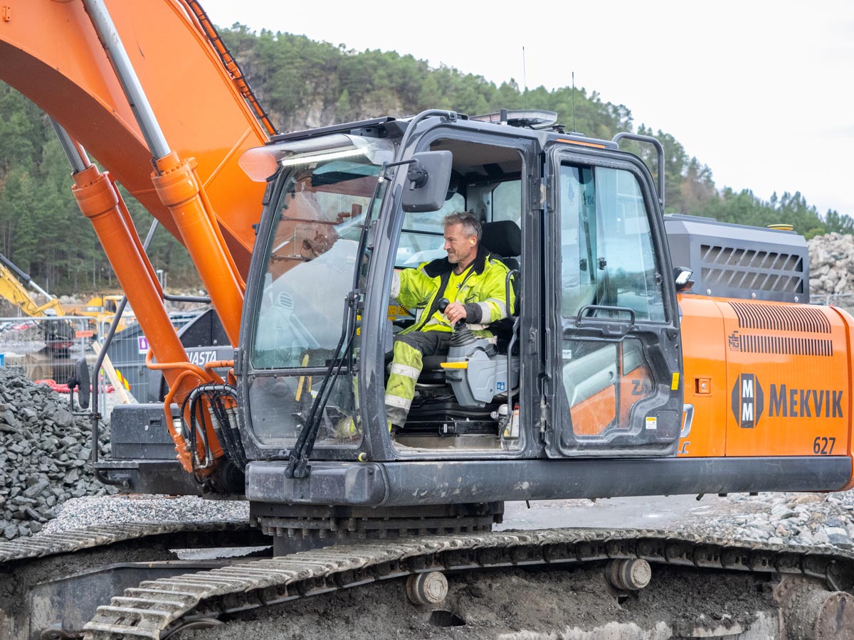 Mekvik-Maskin-Gravemaskin-3-WEB Nils Ove Rambjør (Bergsprenger)