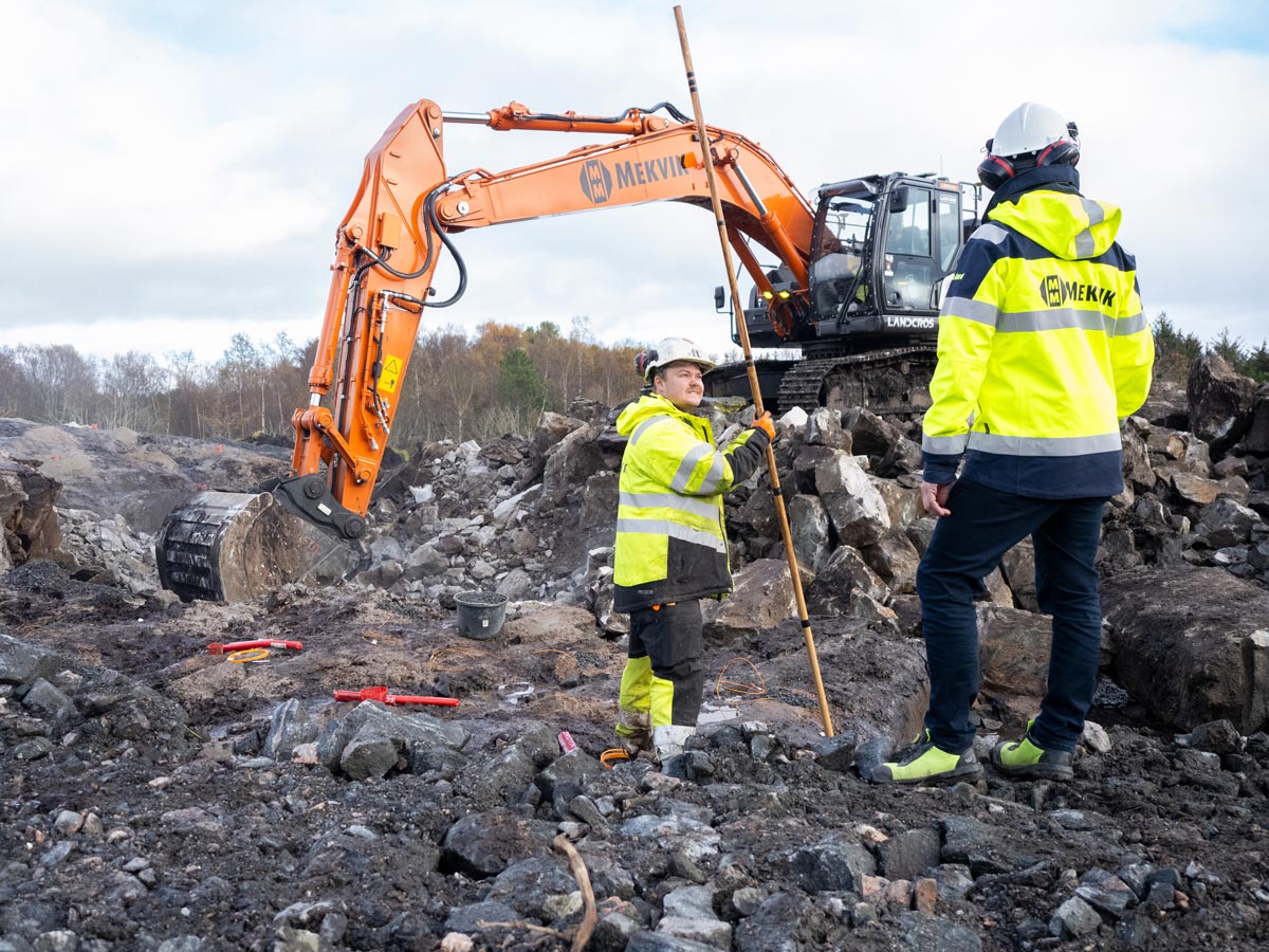 Mekvik-Maskin-Sprengning-2-web Anleggsmaskinfører Arne Johnny Sallaup tar bilder direkte i SmartDok ute på Bypakke-prosjektet i Kristiansund. Med kamerafunksjonen i appen blir dokumentasjon og bildebevis koordinatfestet og koblet rett til prosjektet på sekunder – enkelt for førerne i felt, og uvurderlig for kontoret og byggherren!